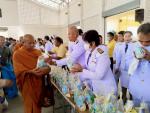 ร่วมตักบาตรข้าวสารอาหารแห้ง ถวายเป็นพระราชกุศล