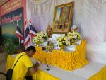 ร่วมลงนามถวายพระพรและแสดงความจงรักภักดีต่อหน้าพระบรมฉายาลักษ